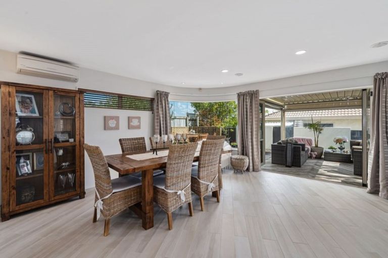 Photo of property in 2/1 Hyde Road, Rothesay Bay, Auckland, 0630