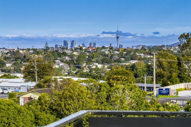 Photo of property in 70 Chivalry Road, Glenfield, Auckland, 0629