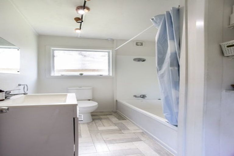 Photo of property in 37 Makiri Street, Helensville, 0800