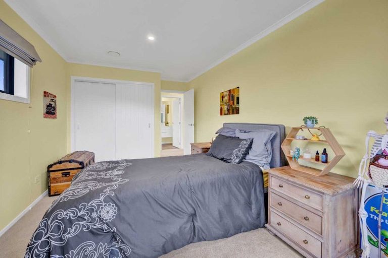 Photo of property in 2 Te Ara Karoiroa Road, Hurford, New Plymouth, 4374