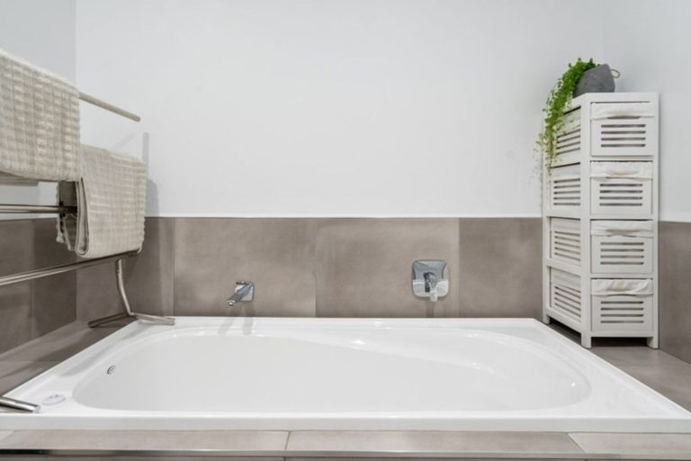 Photo of property in 10 Shelduck Way, Hobsonville, Auckland, 0616