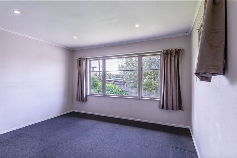 Photo of property in 51 Tirimoana Road, Te Atatu South, Auckland, 0602