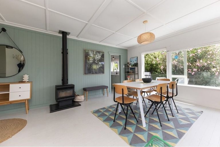 Photo of property in 42 Rayner Road, Piha, 0772