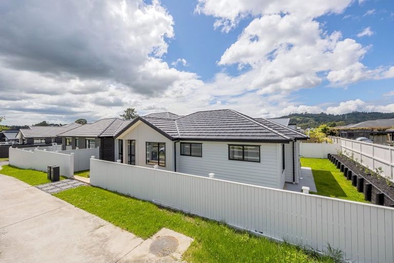 Photo of property in 14 Madden Avenue, Kumeu, 0810