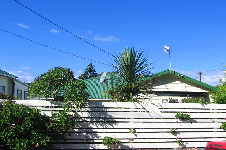 Photo of property in 215-217 Sutherland Road, Lyall Bay, Wellington, 6022