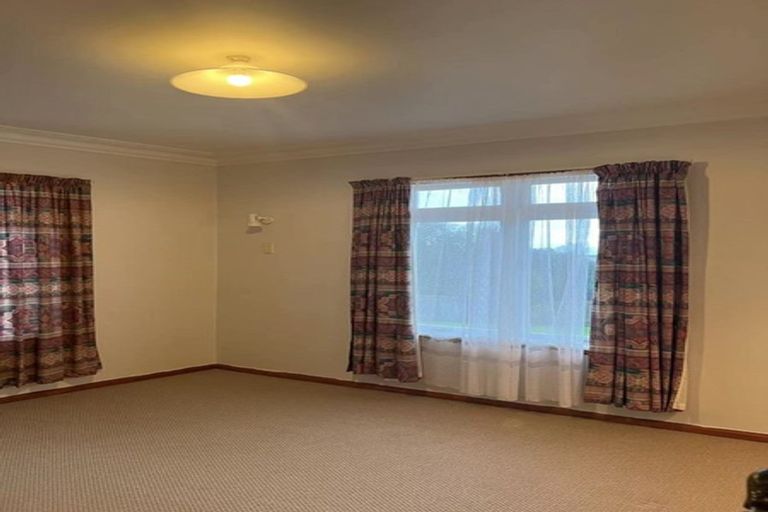 Photo of property in 83 Pupuke Road, Northcote, Auckland, 0627