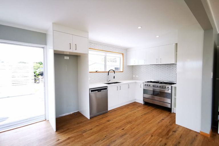 Photo of property in 15 Kelman Road, Kelston, Auckland, 0602