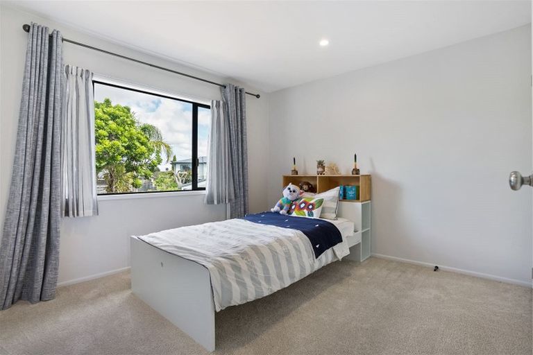 Photo of property in 2/2 Armoy Drive, East Tamaki, Auckland, 2016