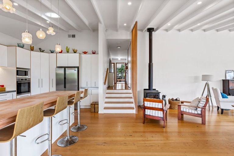 Photo of property in 34 Neil Avenue, Te Atatu Peninsula, Auckland, 0610