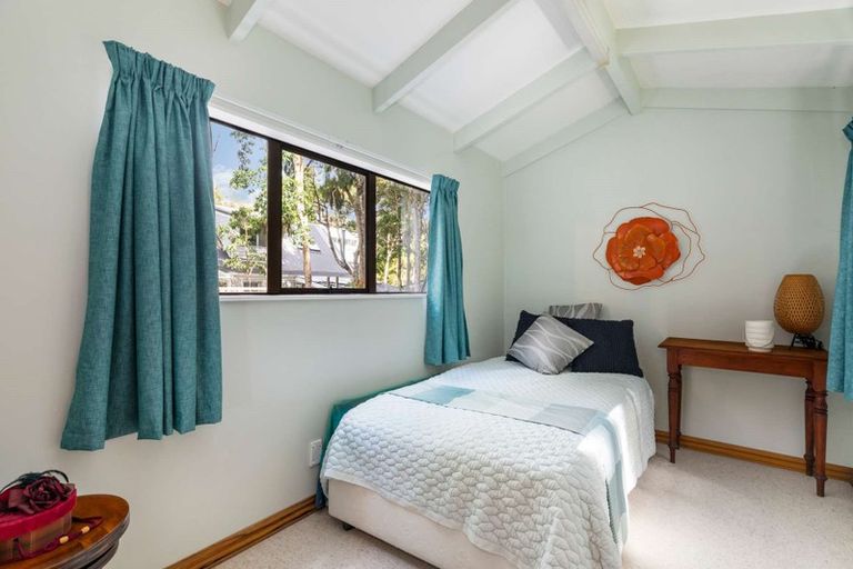 Photo of property in 25 Napuka Road, Henderson Valley, Auckland, 0612