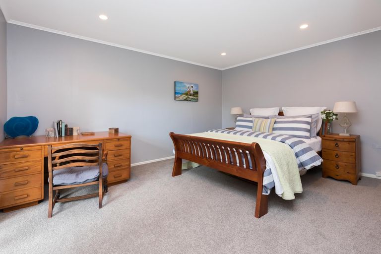 Photo of property in 20 Montgomery Crescent, Cockle Bay, Auckland, 2014