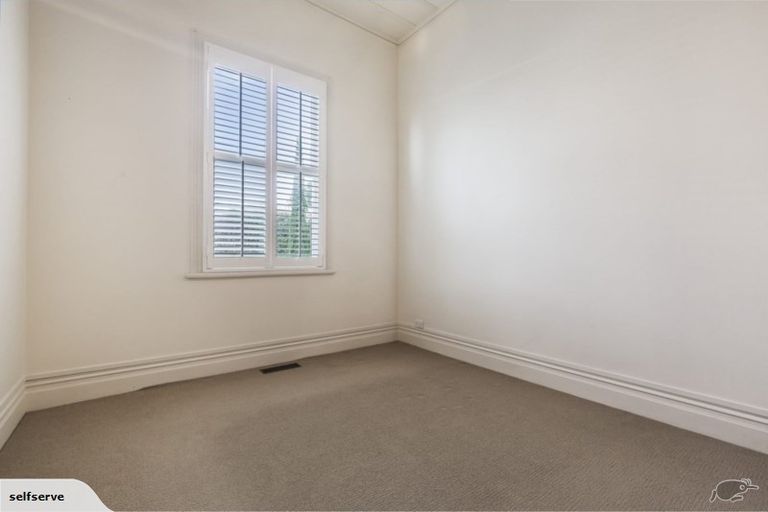 Photo of property in 5 Queen Street, Northcote Point, Auckland, 0627