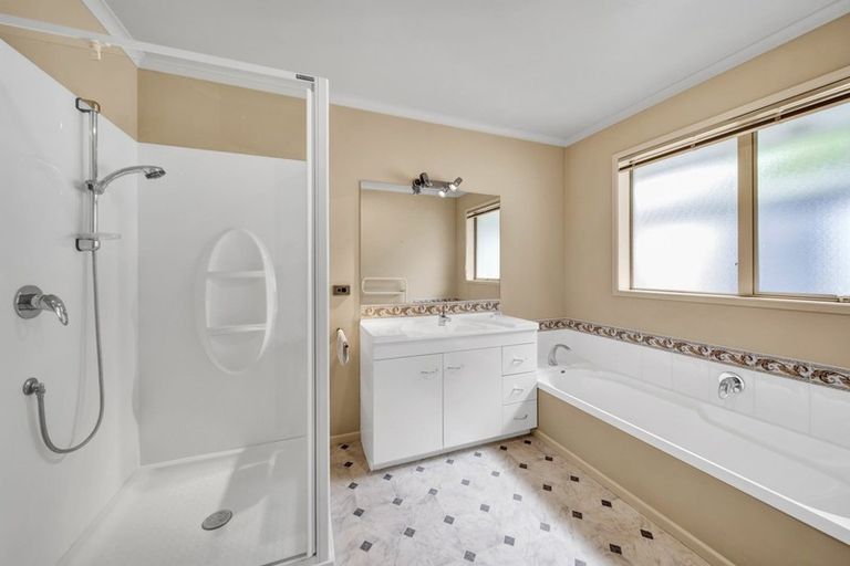 Photo of property in 2 Orlando Close, Frankleigh Park, New Plymouth, 4310