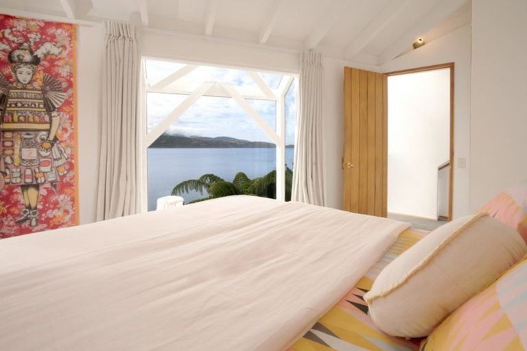 Photo of property in 6 Nakora Road, Karaka Bays, Wellington, 6022