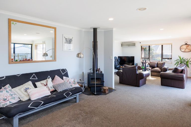 Photo of property in 12 Walnut Grove, Kelvin Grove, Palmerston North, 4414