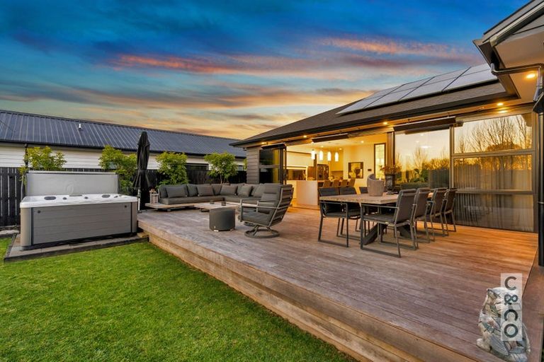 Photo of property in 21 Vogwill Road, Kumeu, 0810