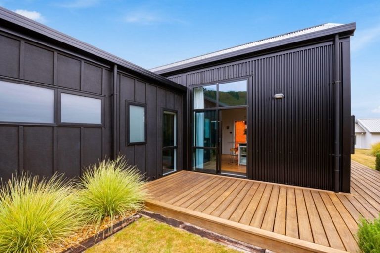 Photo of property in 2 Peregrine Place, Kinloch, Taupo, 3377