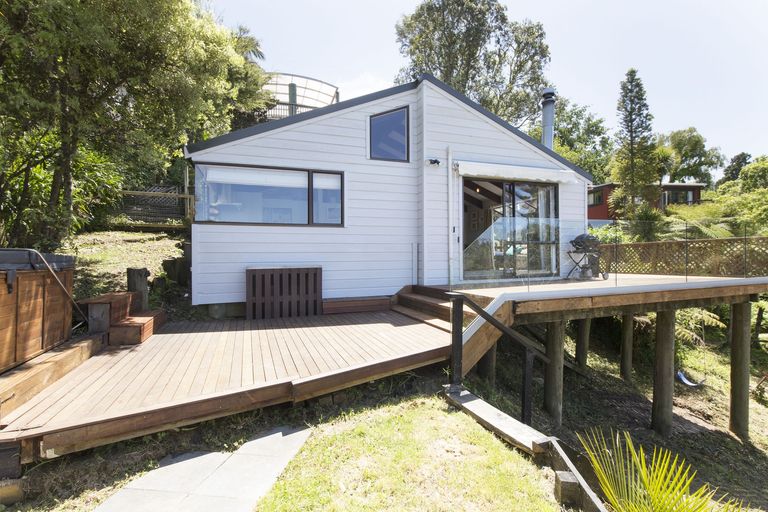 Photo of property in 692 South Titirangi Road, Titirangi, Auckland, 0604