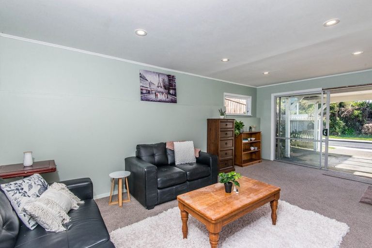 Photo of property in 44 Somes Crescent, Newlands, Wellington, 6037