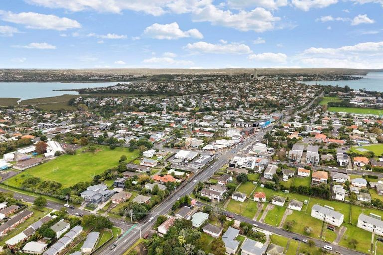 Photo of property in 1/118 Lake Road, Belmont, Auckland, 0622
