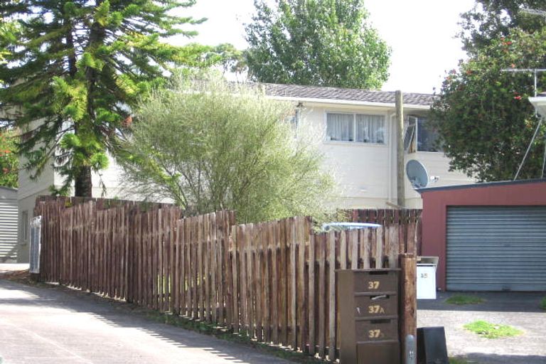 Photo of property in 37 Temuri Place, Glendene, Auckland, 0602