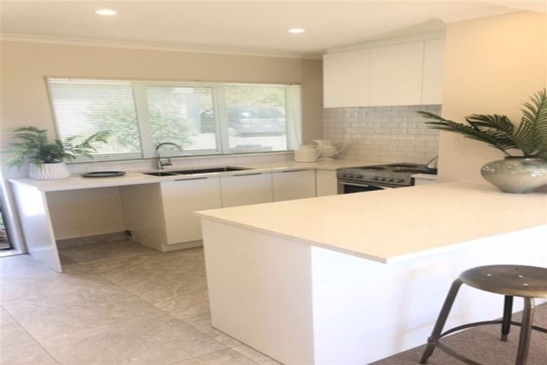 Photo of property in 4a Viridian Lane, Greenhithe, Auckland, 0632