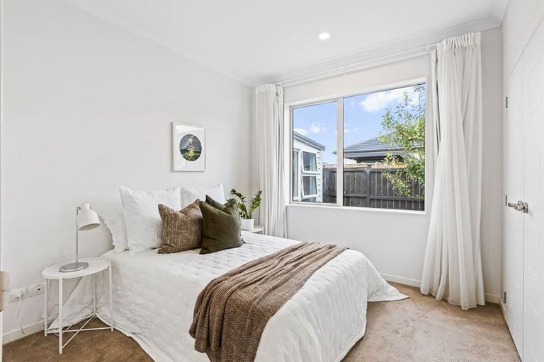 Photo of property in 9 Walter Ruddock Avenue, Kumeu, 0810