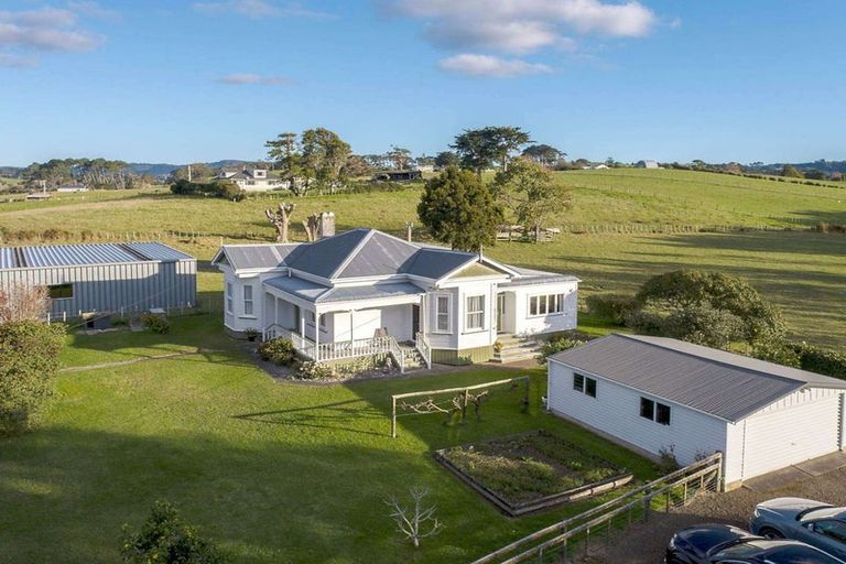 Photo of property in 290 Waitakere Road, Taupaki, 0782
