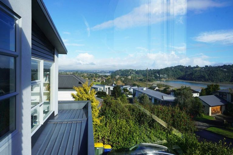Photo of property in 12 Rangi Avenue, Schnapper Rock, Auckland, 0632