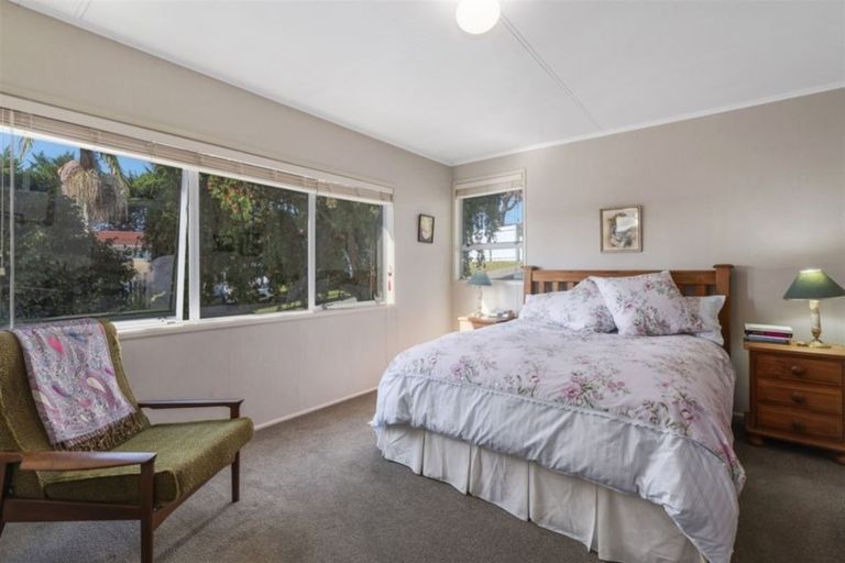 Photo of property in 11 Valley View Road, Glenfield, Auckland, 0629