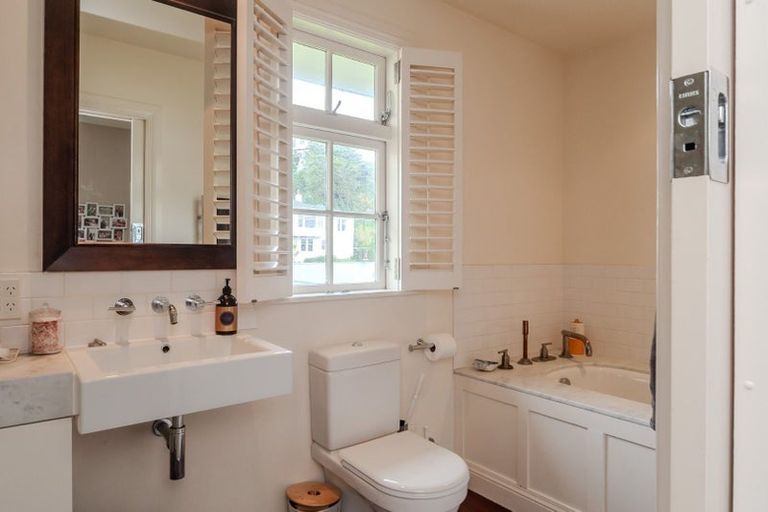 Photo of property in 60 The Crescent, Roseneath, Wellington, 6011