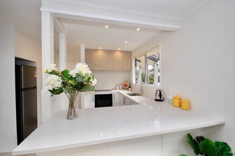 Photo of property in 1/17 Athena Drive, Totara Vale, Auckland, 0629