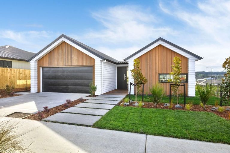 Photo of property in 38 Vinistra Road, Kumeu, 0810