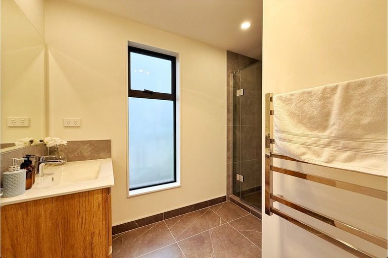 Photo of property in 1/29 Normandy Place, Henderson, Auckland, 0610