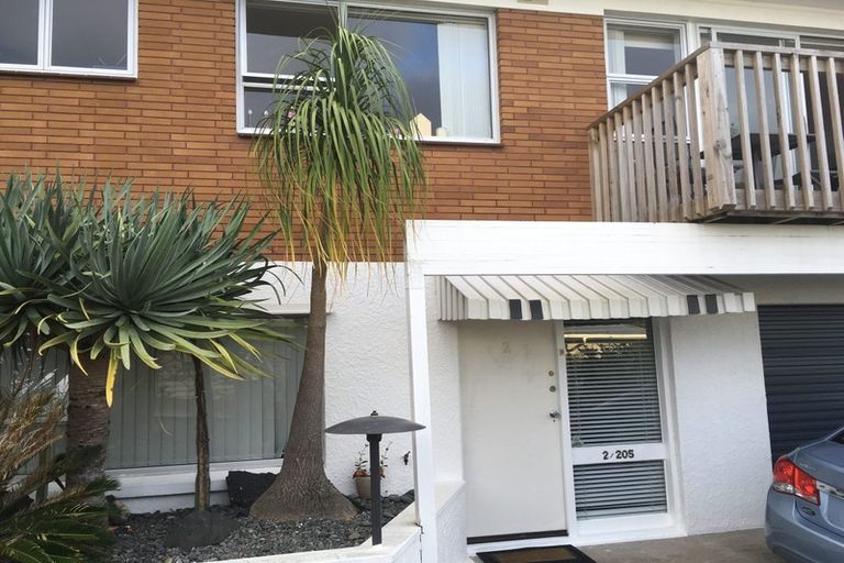 Photo of property in 2/205 Onewa Road, Birkenhead, Auckland, 0626