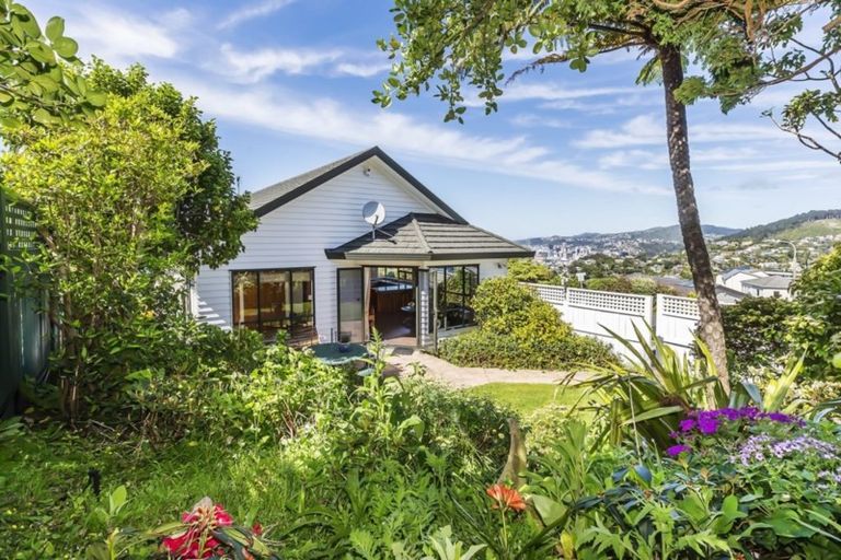 Photo of property in 15 Whitu Street, Khandallah, Wellington, 6035