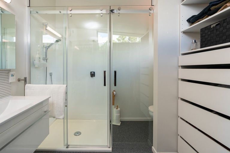 Photo of property in 15 Rangitane Street, Maupuia, Wellington, 6022