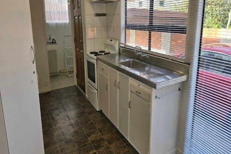 Photo of property in 39 Kirrie Avenue, Te Atatu South, Auckland, 0610