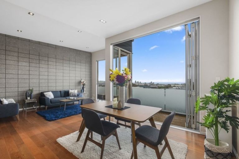 Photo of property in Wilk Heights, 2/8 Wilk Lane, Browns Bay, Auckland, 0630