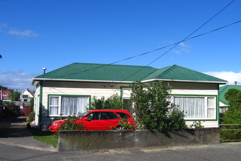 Photo of property in 211 Sutherland Road, Lyall Bay, Wellington, 6022
