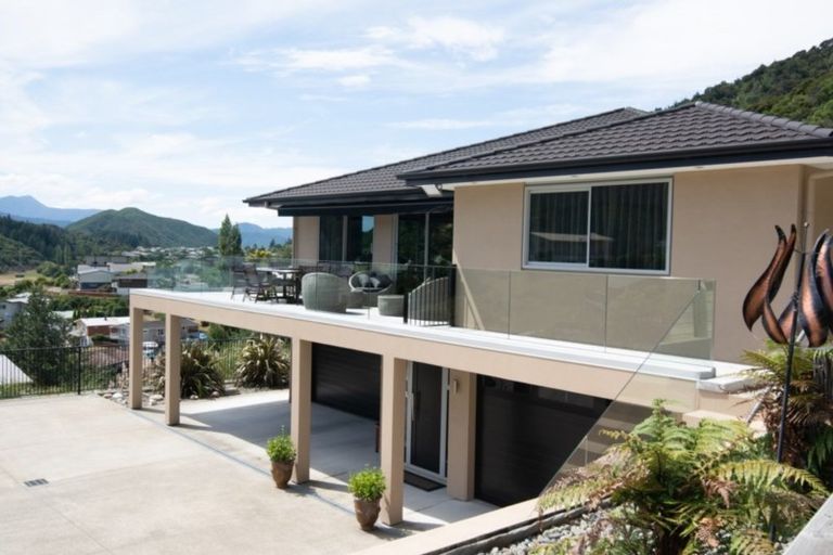 Photo of property in 26 Russell Street, Picton, 7220