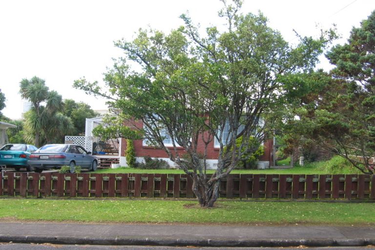 Photo of property in 27 Kingdale Road, Henderson, Auckland, 0610