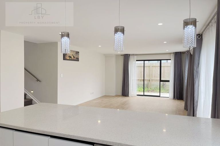 Photo of property in 98 Cardiff Road, Pakuranga, Auckland, 2010