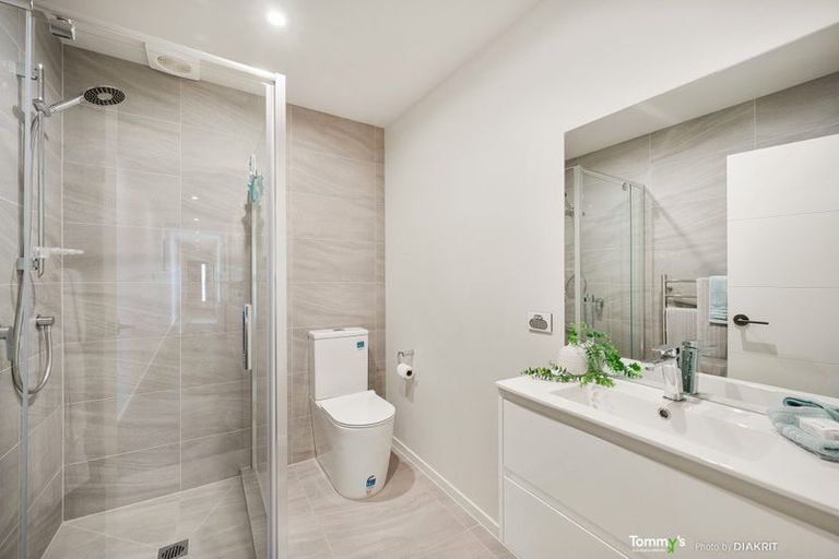 Photo of property in 32 Lyall Parade, Lyall Bay, Wellington, 6022