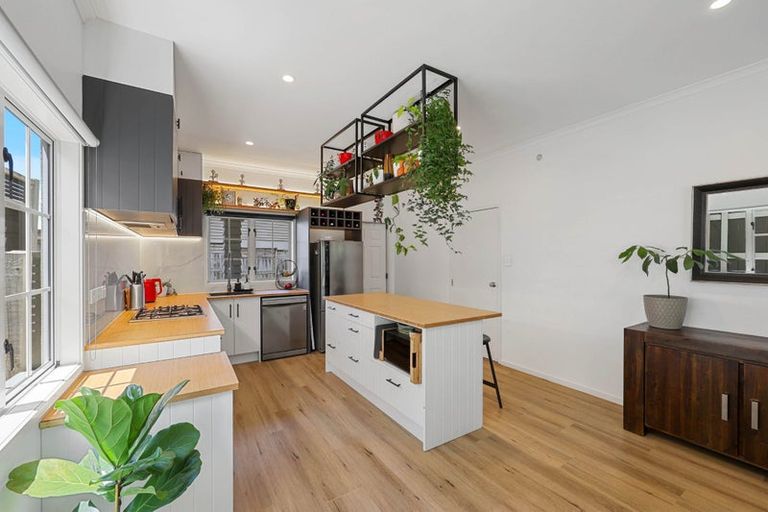 Photo of property in 16 Mulvaney Crescent, Henderson, Auckland, 0612