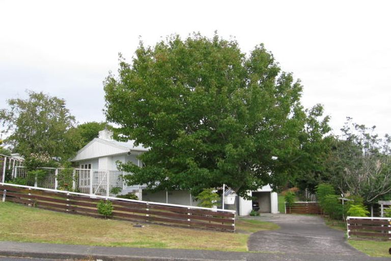 Photo of property in 3 Lyford Crescent, Sunnynook, Auckland, 0620