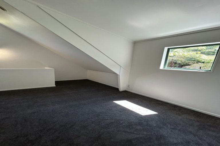 Photo of property in 58 Rauhuia Crescent, Parau, Auckland, 0604