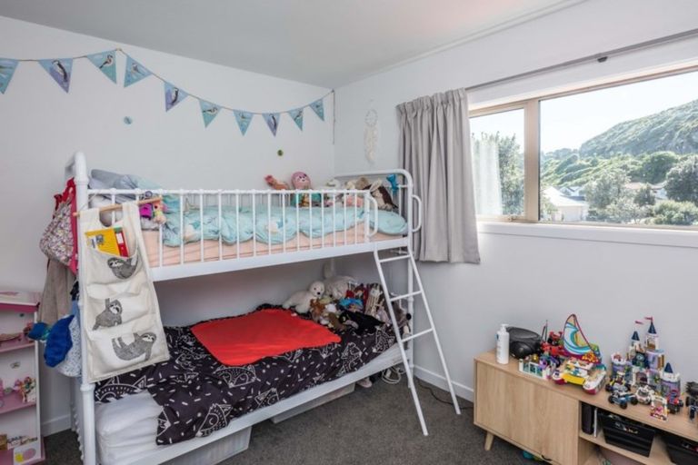 Photo of property in 5 Countess Close, Maupuia, Wellington, 6022