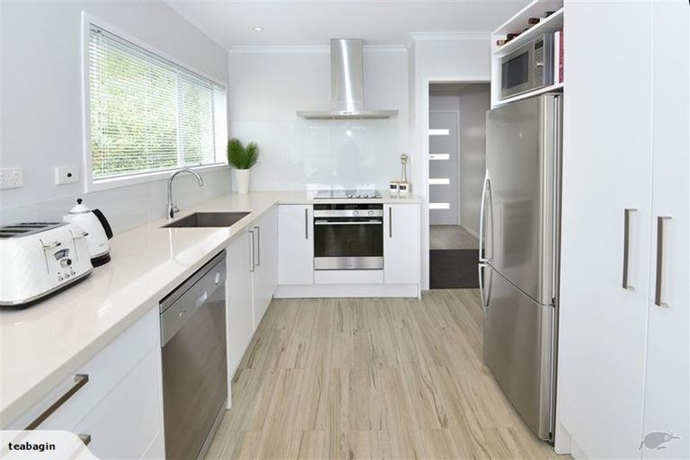 Photo of property in 28 Totaravale Drive, Totara Vale, Auckland, 0629