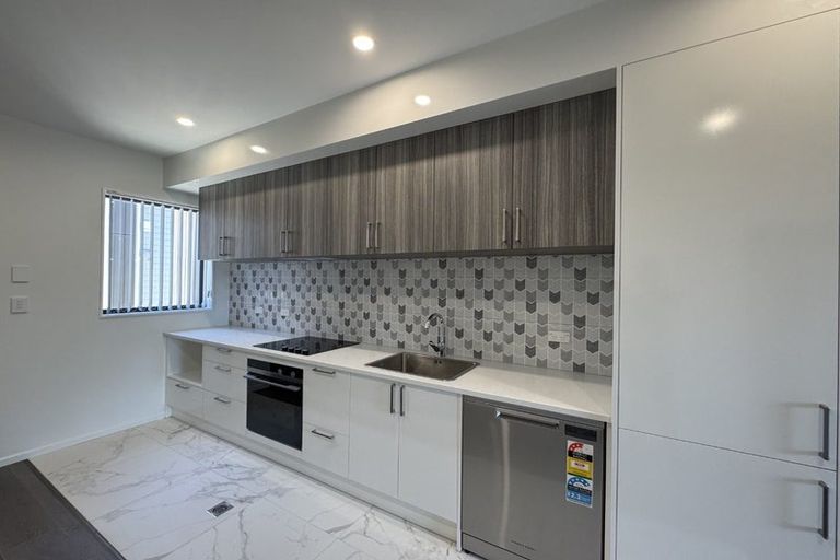 Photo of property in 2/17 Barneys Farm Road, Clendon Park, Auckland, 2103